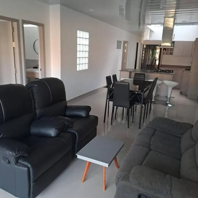 Casa Central En La Floresta! Medellin Apartment