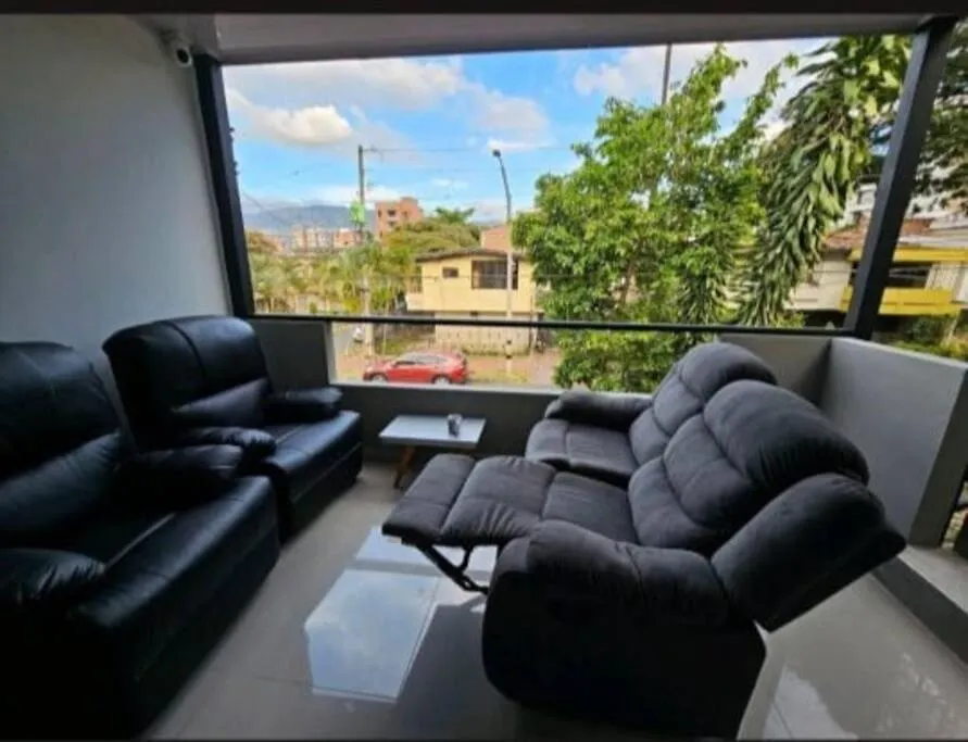 Casa Central En La Floresta! Medellin